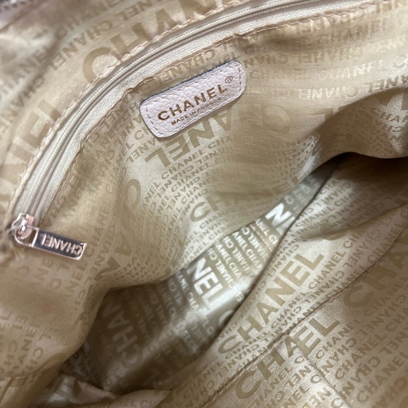 CHANEL Cream Leather Shoulder Bag - Picture 6 of 8